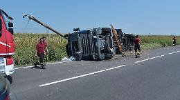 Tir fuori controllo, giù palo della luce
