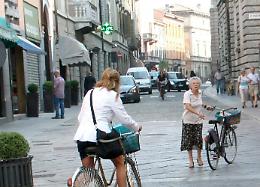 Una 29enne aggredita in centro, colpita alle spalle per gioco