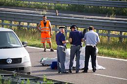 A21, scende dall'auto e viene travolto da un camion