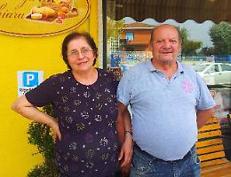 Due cani morti in giardino