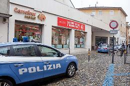 Ruba una bottiglia di vino e dà in escandescenze, 17enne arrestato