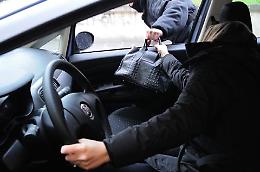 Trucco della monetina, sparisce la borsetta: «Sono rapidissimi»
