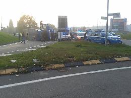 Mezzo pesante si ribalta, traffico in tilt