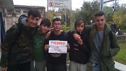 Treni cancellati, studenti a piedi