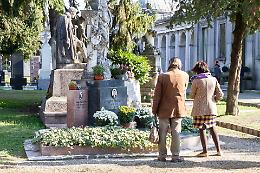 Defunti, incessante pellegrinaggio
nei cimiteri della città e delle frazioni
