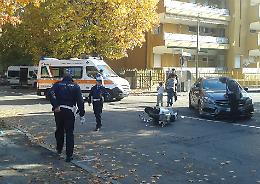 Scontro tra auto e Vespa all'incrocio, un ferito in via Trebbia