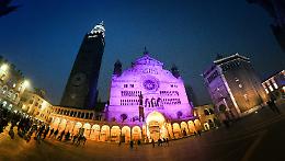 Il duomo s'illumina di viola