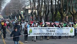 Le foto della manifestazione 'In marcia per il clima - Alla conferenza di Parigi con il TiBre ferroviario e ciclabile'