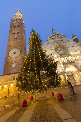 Piazza del Comune e il centro città illuminati per lo shopping natalizio