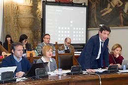 Voto su Lgh-A2A, consiglio comunale al via. Fuori la protesta
