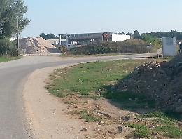 Scarti nella ex cava, primo sì