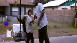 Il poliziotto si unisce alla partita di basket e porta Shaquille O'Neil