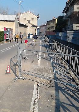 La strada sprofonda, la gente cade