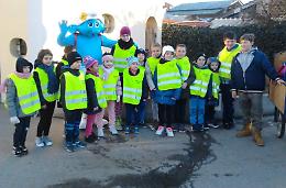 Dovera, piedibus con sorpresa. A Postino arriva il 'puffo'