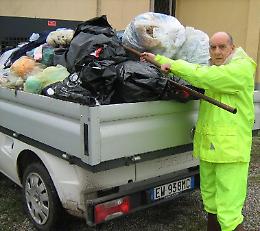 Scarpe e vestiti nel fontanile, sindaco tuttofare in azione