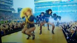 Super Bowl 2016, Beyoncé show: scivola sui tacchi (forse no)