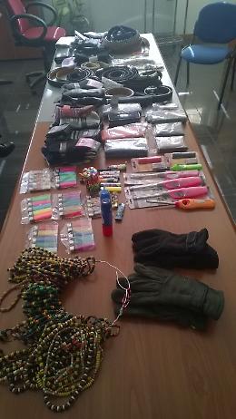 Le immagini della merce sequestrata agli abusivi dopo il blitz sul piazzale dell'ospedale di Cremona