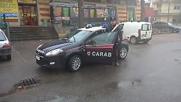 Bottigliate alle commesse, 15enne arrestato per rapina