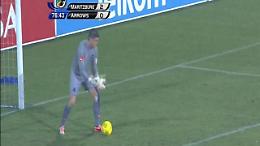 Sudafrica, il portiere più ridicolo di sempre: provoca gli avversari e finge infortunio