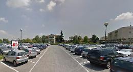 Nel parcheggio della stazione dei bus tante auto danneggiate