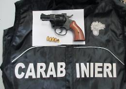 Minaccia i clienti del bar con una scacciacani, denunciato