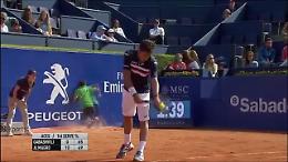 Tennis, il raccattapalle è distratto: inciampa e sbatte contro il muro