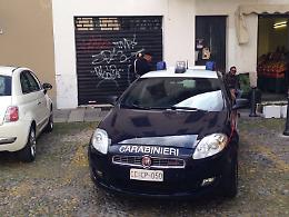 Pugno al volto e rapina, arrestato un 22enne