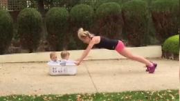  Tornare in forma dopo un parto gemellare: 20 minuti di fitness al giono insieme ai figli