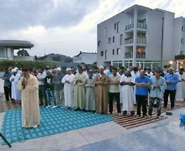 'Pregare nel capannone? Illegale'