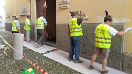 Alpini al lavoro per ripulire i muri di Santa Maria della Pietà