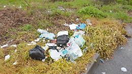 Via Galluzzi, lotta al degrado: nel parcheggio cestini e panche