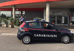 Foro nel tetto, furto al bar