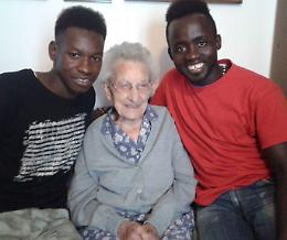 Migranti,  nonna Agostina 'adotta' Ibrahima e Fode