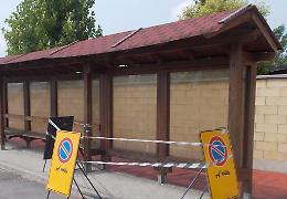 Pullman di linea urta e danneggia pensilina