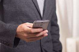 Foto di minorenni nude sui telefonini, gara os&eacute; tra le ragazzine