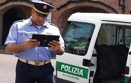 Passa col rosso e taglia la strada al capo dei vigili