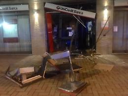 Assalto con il carroattrezzi, colpo alla Unicredit di Castelvetro