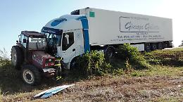 Tir investe trattore, 90enne all'ospedale