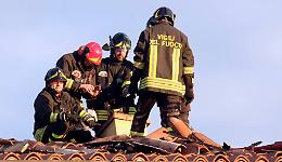 Tetto in fiamme, in via Boschetto: nessun ferito