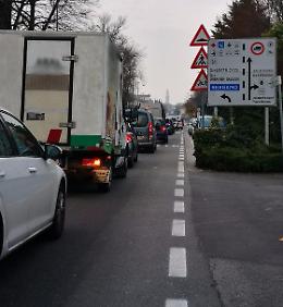 Caos in via Piacenza,  dopo la campanella traffico in tilt