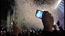 Capodanno a Milano, folla in piazza per salutare il nuovo anno