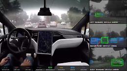 A bordo della Tesla a guida autonoma
