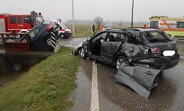 Violento scontro frontale, ferite serie per i conducenti