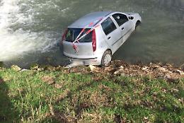Si dimentica il freno a mano, auto scivola nel canale