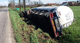 Camion fuori strada, illeso l'autista spagnolo