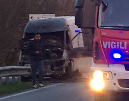 Auto prende fuoco, salvi tutti i passeggeri