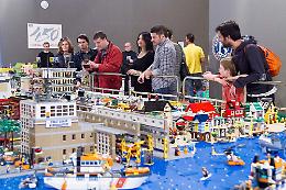 FOTO Mattoncini all'ombra del Torrazzo: tutti pazzi per il Lego