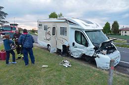 Schianto sulla 420. Auto contro due camper