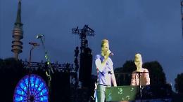Germania, la richiesta del fan: "Posso suonare per voi?". E i Coldplay lo invitano sul palco