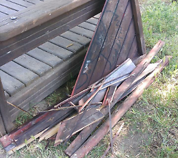 Vandali in azione, distrutto il parco dei bimbi